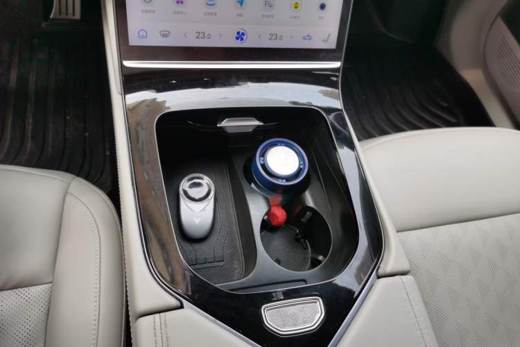 Used NETA S 2022 Extended-Range Version 1160 km Range Rear-Wheel Drive Mid-Grade Gear Lever