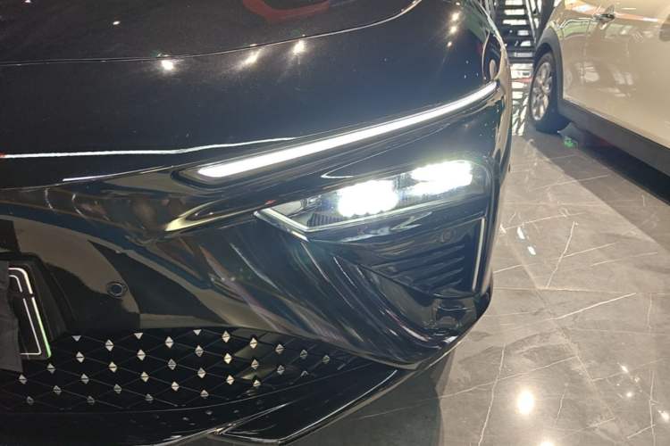 Used NETA S 2022 All-Electric 715 km Range Rear-Drive Deluxe Version Left Front Headlight