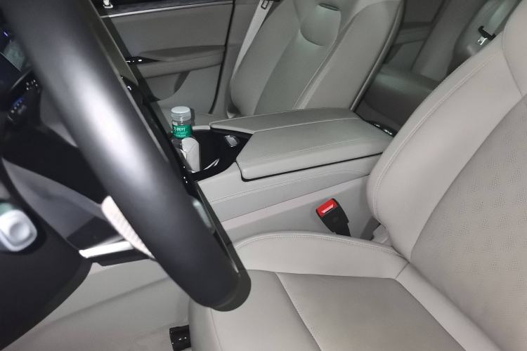Used NETA S 2022 Extended-Range Version 1160 km Range Rear-Wheel Drive Mid-Grade Left Front Seat