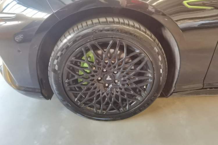 Used NETA S 2022 All-Electric 650 km Four-Wheel Drive Flagship Edition Left Front Wheel Hub