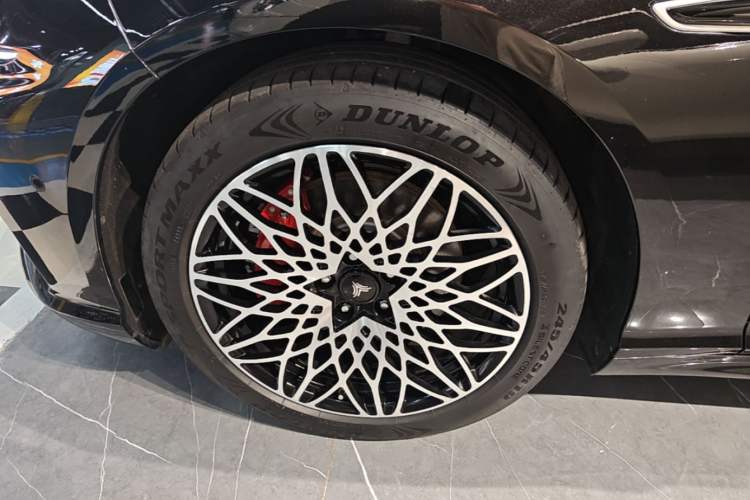 Used NETA S 2022 All-Electric 715 km Range Rear-Drive Deluxe Version Left Front Wheel Hub