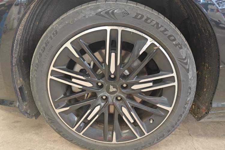 Used NETA S 2022 Extended-Range Version 1160 km Range Rear-Wheel-Drive Compact Edition Left Front Wheel Hub