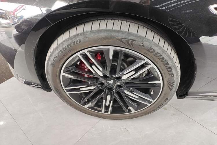 Used NETA S 2022 Extended-Range Version 1160 km Range Rear-Wheel-Drive Compact Edition Left Front Wheel Hub