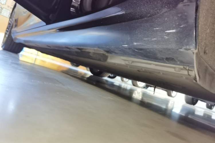 Used NETA S 2022 All-Electric 650 km Four-Wheel Drive Flagship Edition Left Side Sill