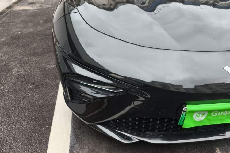Used NETA S 2022 Pure Electric 715 km Range Rear-Wheel Drive Mid-Range Version Right Front Headlight