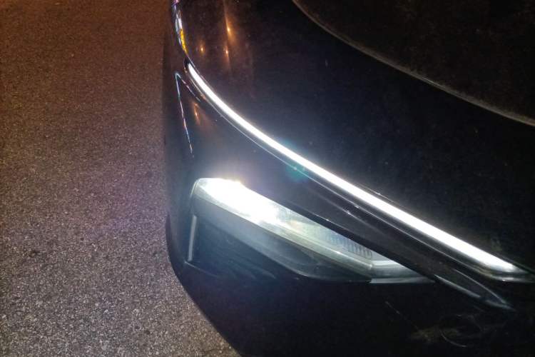 Used NETA S 2022 Pure Electric 715 km Range Rear-Wheel Drive LiDAR Version Right Front Headlight