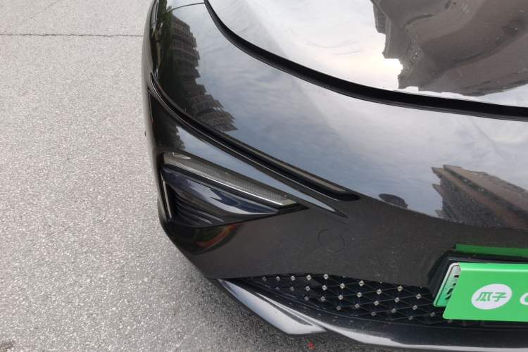Used NETA S 2022 Extended-Range Version 1160 km Range Rear-Wheel Drive Mid-Grade Right Front Headlight