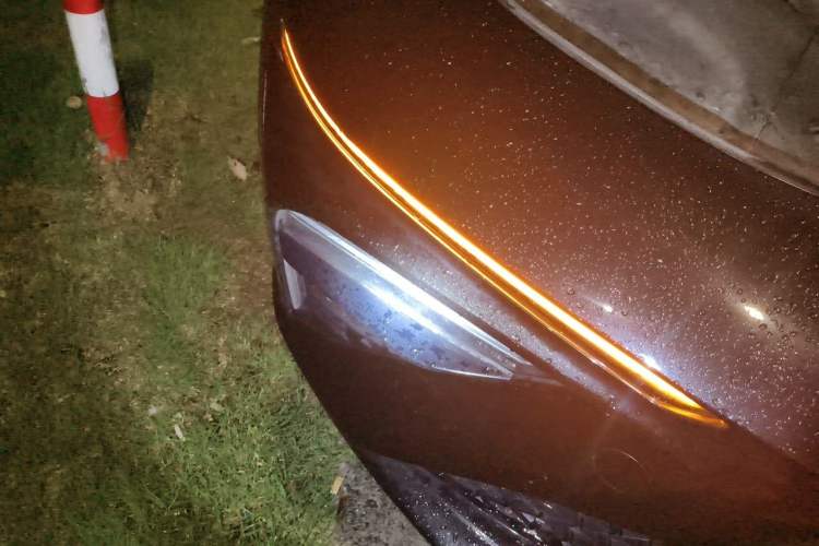 Used NETA S 2022 Extended-Range Version 1160 km Range Rear-Wheel-Drive Compact Edition Right Front Headlight