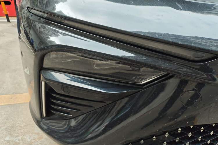 Used NETA S 2022 Extended-Range Version 1160 km Range Rear-Wheel-Drive Compact Edition Right Front Headlight