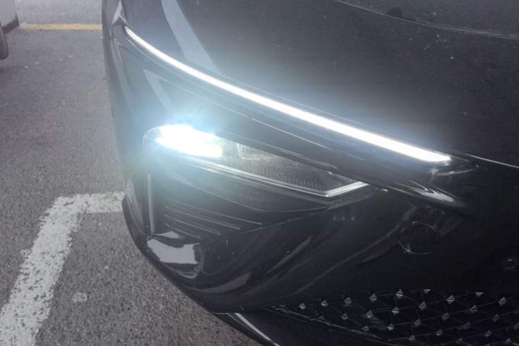 Used NETA S 2022 Extended-Range Version 1160 km Rear-Drive Big Edition Right Front Headlight