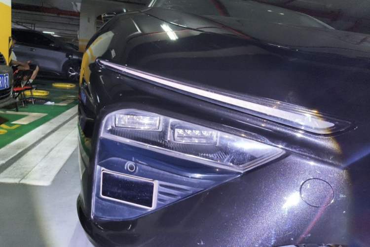 Used NETA S 2022 Pure Electric 715 km Range Rear-Wheel Drive LiDAR Version Right Front Headlight