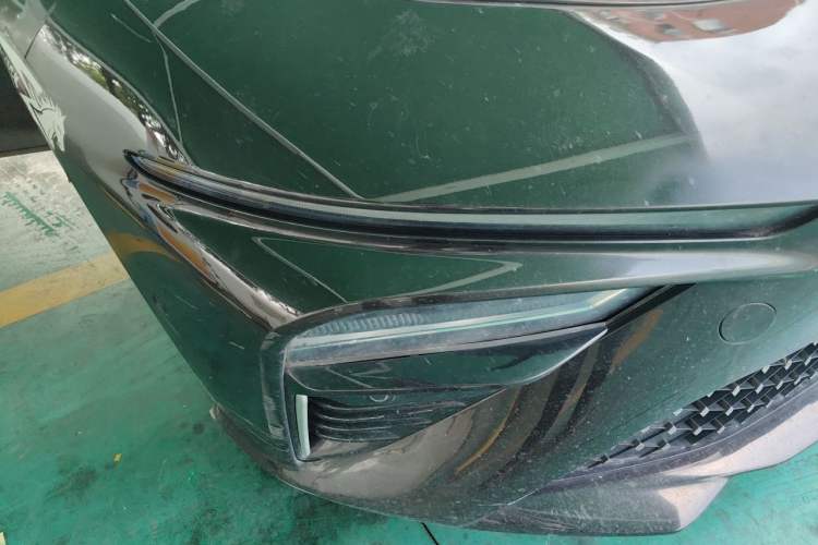 Used NETA S 2022 Pure Electric 715 km Range Rear-Wheel Drive Mid-Range Version Right Front Headlight