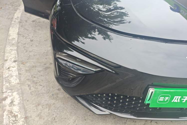 Used NETA S 2022 Extended-Range Version 1160 km Range Rear-Wheel-Drive Compact Edition Right Front Headlight