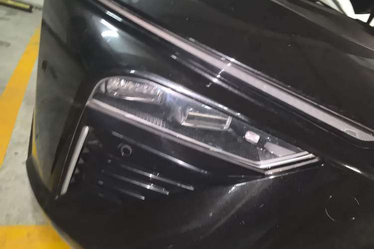 Used NETA S 2022 Extended-Range Version 1160 km Range Rear-Wheel Drive Mid-Grade Right Front Headlight