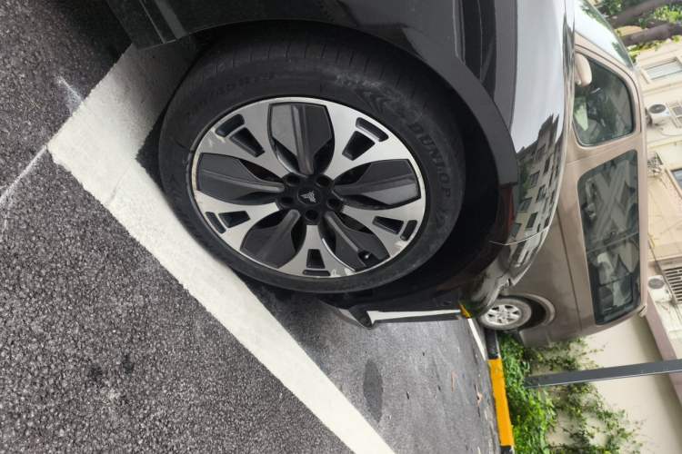 Used NETA S 2022 Pure Electric 715 km Range Rear-Wheel Drive Mid-Range Version Right Front Wheel Hub