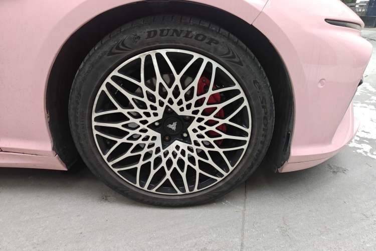 Used NETA S 2022 All-Electric 715 km Range Rear-Drive Deluxe Version Right Front Wheel Hub