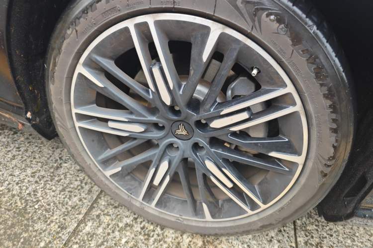 Used NETA S 2022 Extended-Range Version 1160 km Range Rear-Wheel-Drive Compact Edition Right Front Wheel Hub