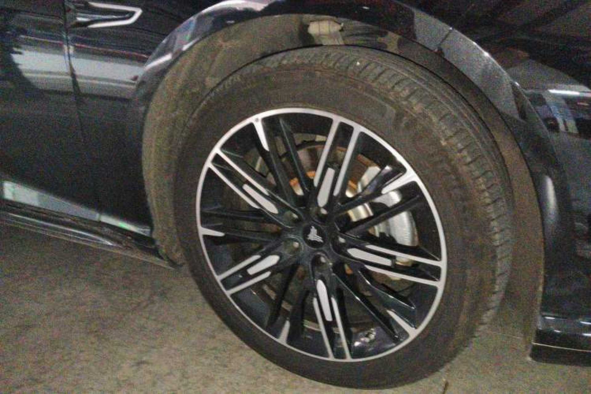 Used NETA S 2022 Extended-Range Version 1160 km Range Rear-Wheel-Drive Compact Edition Right Front Wheel Hub