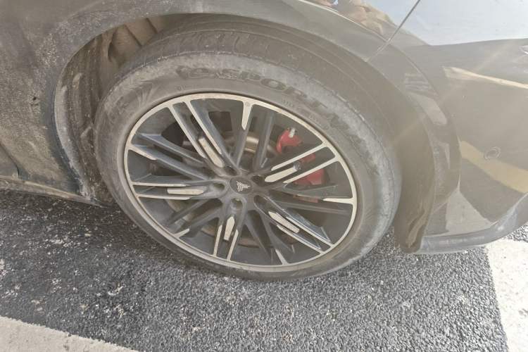 Used NETA S 2022 Extended-Range Version 1160 km Range Rear-Wheel-Drive Compact Edition Right Front Wheel Hub