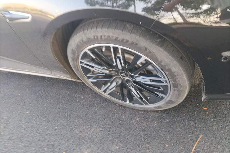 Used NETA S 2022 Extended-Range Version 1160 km Range Rear-Wheel-Drive Compact Edition Right Front Wheel Hub
