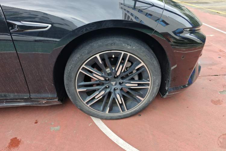 Used NETA S 2022 Extended-Range Version 1160 km Range Rear-Wheel-Drive Compact Edition Right Front Wheel Hub