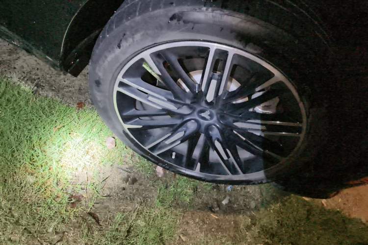 Used NETA S 2022 Extended-Range Version 1160 km Range Rear-Wheel-Drive Compact Edition Right Front Wheel Hub