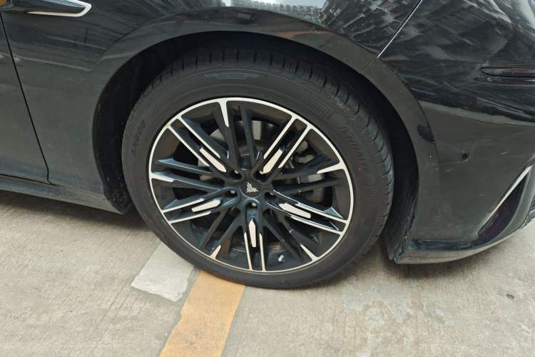 Used NETA S 2022 Extended-Range Version 1160 km Range Rear-Wheel-Drive Compact Edition Right Front Wheel Hub