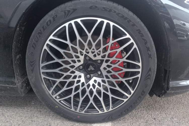 Used NETA S 2022 Extended-Range Version 1160 km Rear-Drive Big Edition Right Front Wheel Hub