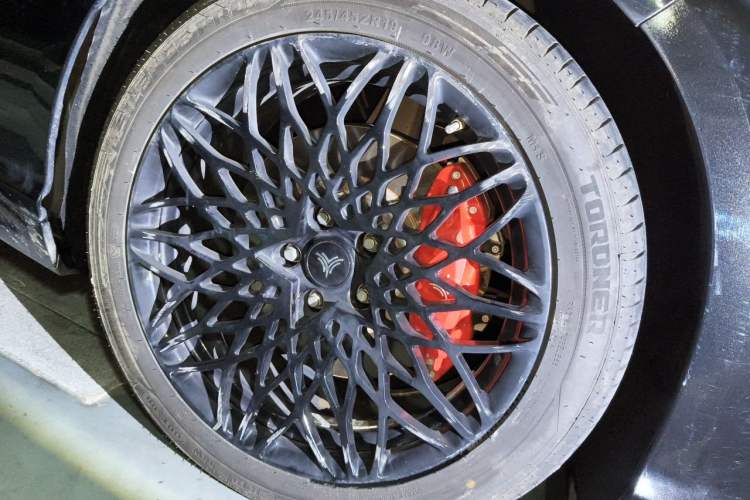 Used NETA S 2022 Pure Electric 715 km Range Rear-Wheel Drive LiDAR Version Right Front Wheel Hub