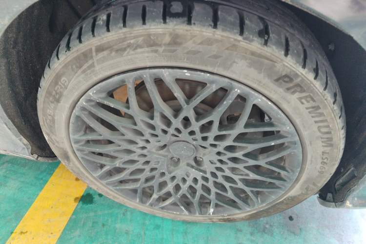 Used NETA S 2022 Pure Electric 715 km Range Rear-Wheel Drive Mid-Range Version Right Front Wheel Hub