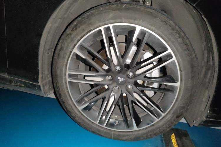 Used NETA S 2022 Extended-Range Version 1160 km Range Rear-Wheel-Drive Compact Edition Right Front Wheel Hub