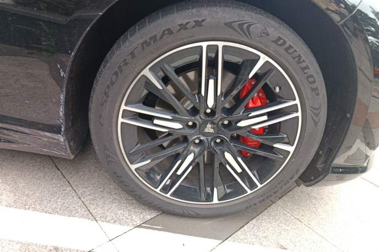 Used NETA S 2022 Extended-Range Version 1160 km Rear-Drive Big Edition Right Front Wheel Hub