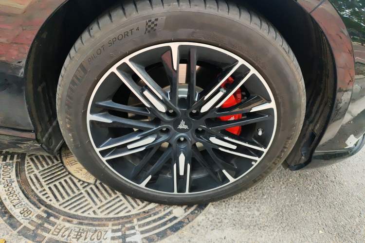 Used NETA S 2022 All-Electric 650 km Four-Wheel Drive Premium Version Right Front Wheel Hub