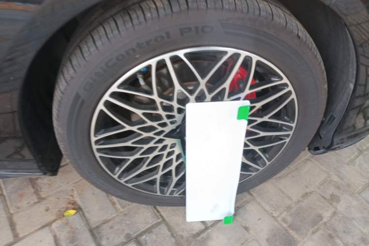 Used NETA S 2022 All-Electric 715 km Range Rear-Drive Deluxe Version Right Front Wheel Hub