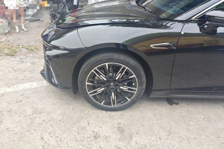 Used NETA S 2022 Extended-Range Version 1160 km Range Rear-Wheel-Drive Compact Edition Right Front Wheel Hub