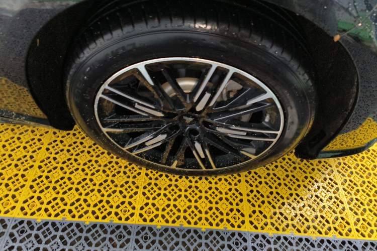 Used NETA S 2022 Extended-Range Version 1160 km Range Rear-Wheel Drive Mid-Grade Right Front Wheel Hub