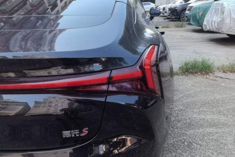 Used NETA S 2022 All-Electric 650 km Four-Wheel Drive Premium Version Right Rear Taillight