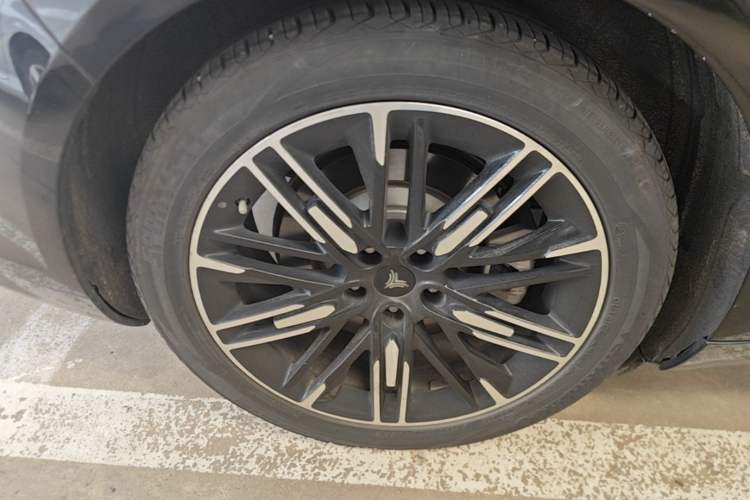 Used NETA S 2022 Extended-Range Version 1160 km Range Rear-Wheel-Drive Compact Edition Right Rear Wheel Hub