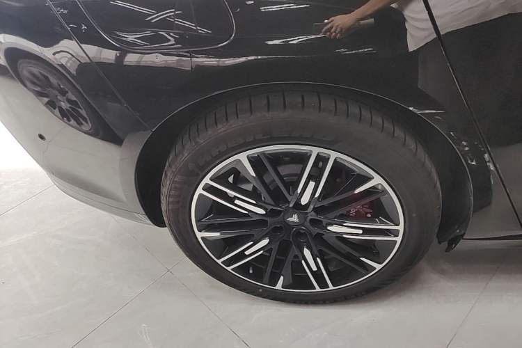 Used NETA S 2022 Extended-Range Version 1160 km Range Rear-Wheel-Drive Compact Edition Right Rear Wheel Hub