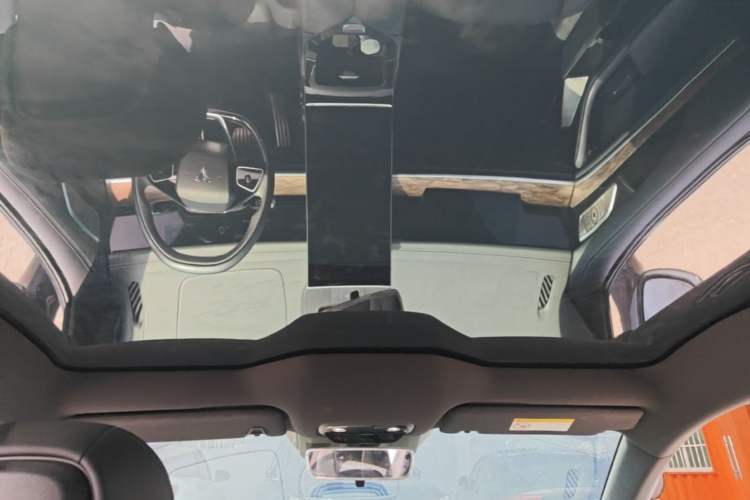 Used NETA S 2022 Extended-Range Version 1160 km Range Rear-Wheel-Drive Compact Edition Headliner