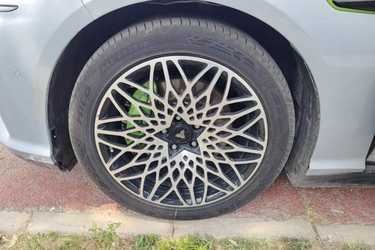 Used NETA S 2022 All-Electric 650 km Four-Wheel Drive Flagship Edition Left Front Wheel Hub