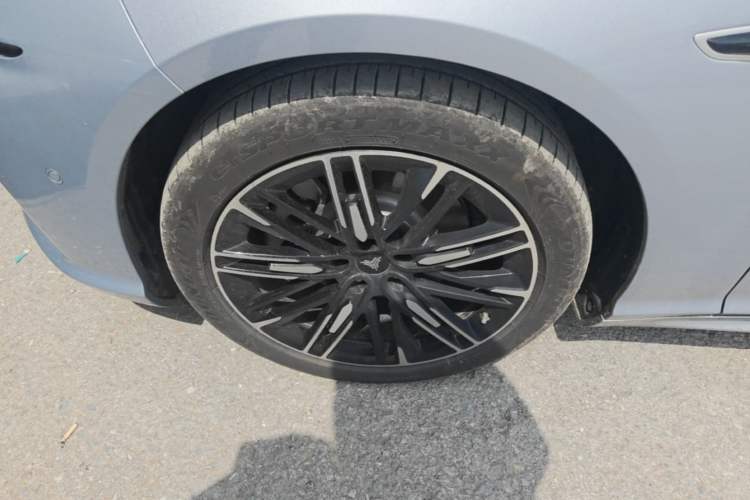 Used NETA S 2022 Extended-Range Version 1160 km Range Rear-Wheel-Drive Compact Edition Left Front Wheel Hub