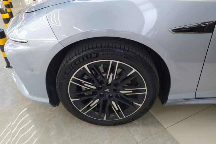 Used NETA S 2022 Pure Electric 715 km Range Rear-Wheel Drive Mid-Range Version Left Front Wheel Hub