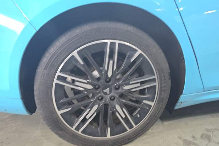 Used NETA S 2022 Extended-Range Version 1160 km Range Rear-Wheel-Drive Compact Edition Left Front Wheel Hub
