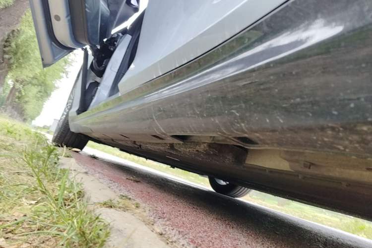 Used NETA S 2022 All-Electric 650 km Four-Wheel Drive Flagship Edition Left Side Sill