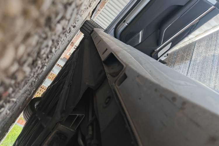 Used NETA S 2022 Extended-Range Version 1160 km Range Rear-Wheel-Drive Compact Edition Left Side Sill