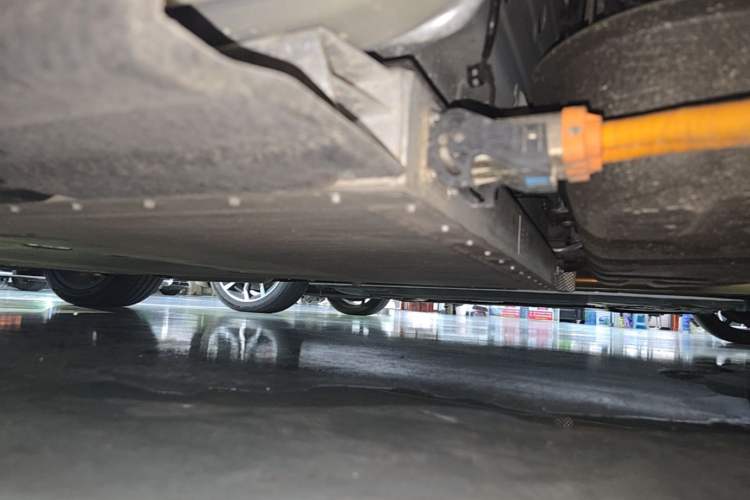 Used NETA S 2022 Extended-Range Version 1160 km Range Rear-Wheel-Drive Compact Edition Left Side Sill