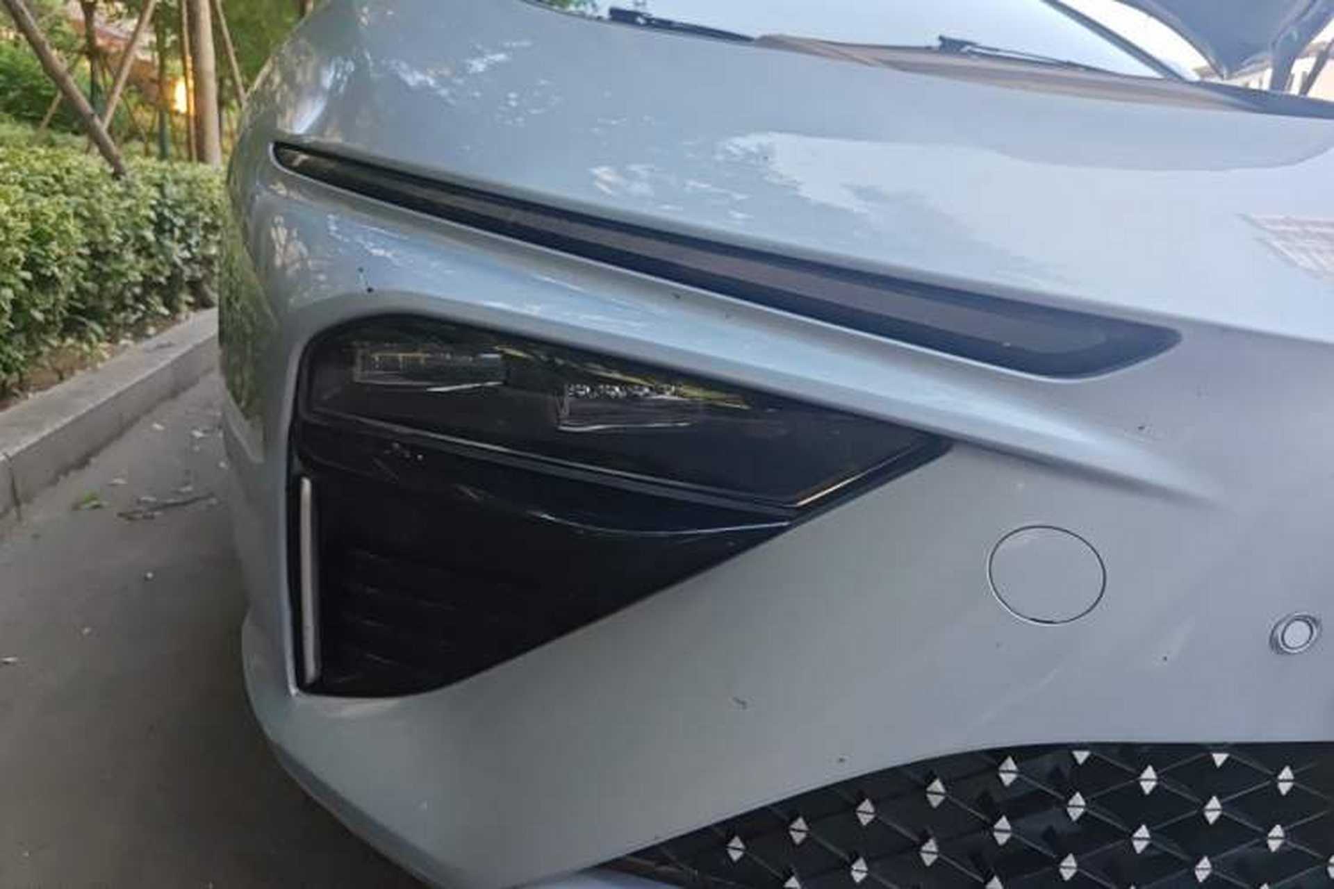 Used NETA S 2022 Extended-Range Version 1160 km Range Rear-Wheel-Drive Compact Edition Right Front Headlight