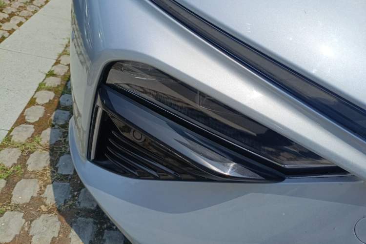 Used NETA S 2022 Extended-Range Version 1160 km Range Rear-Wheel-Drive Compact Edition Right Front Headlight