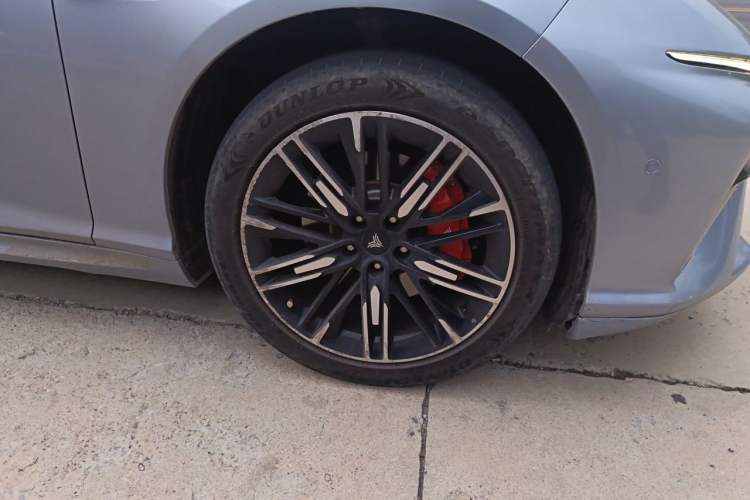 Used NETA S 2022 Extended-Range Version 1160 km Rear-Drive Big Edition Right Front Wheel Hub